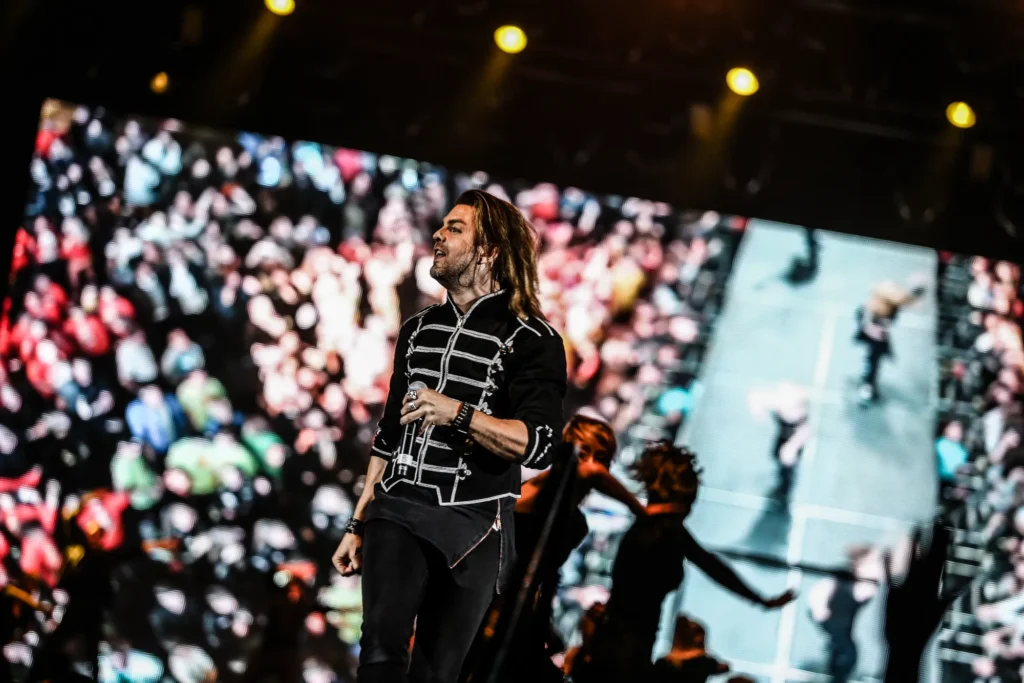 Sångare med mikrofon på en belyst konsertscen